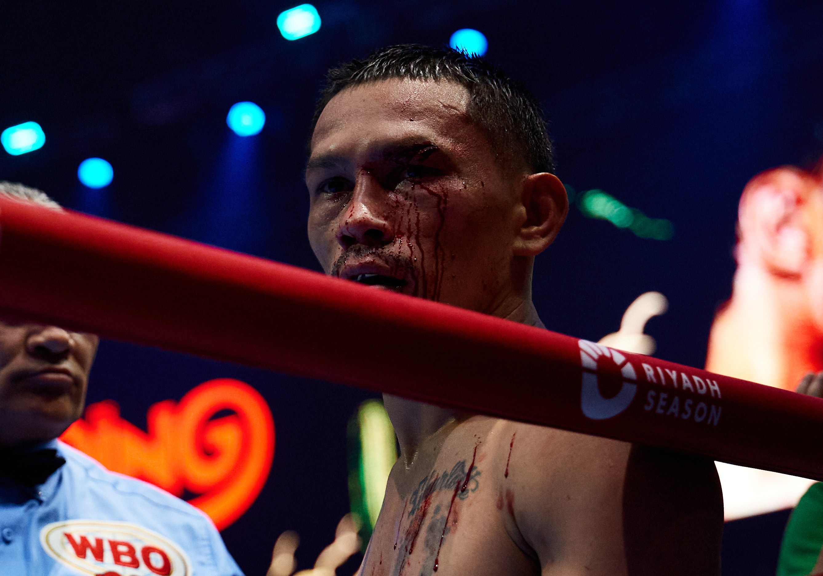 Ricardo Blandon is cut badly and the referee stops the fight giving the victory to Rafael Espinoza.